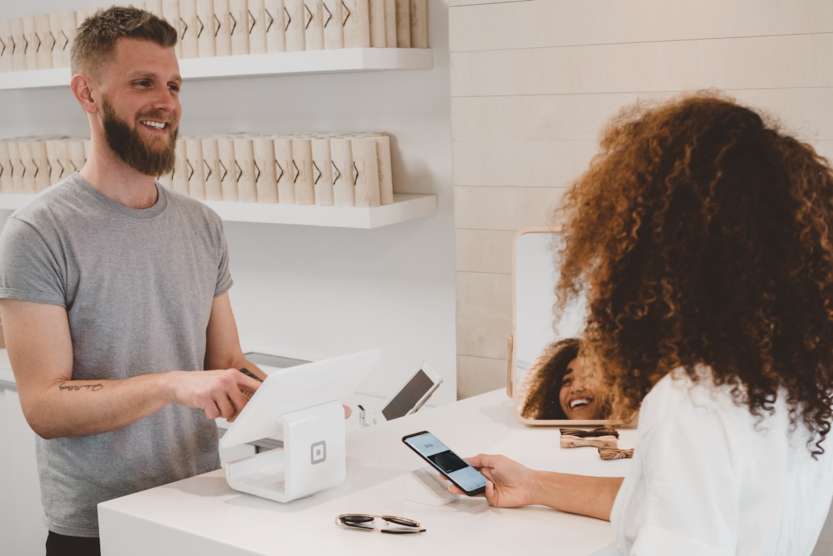 Client réglant un achat au comptoir d'une boutique
