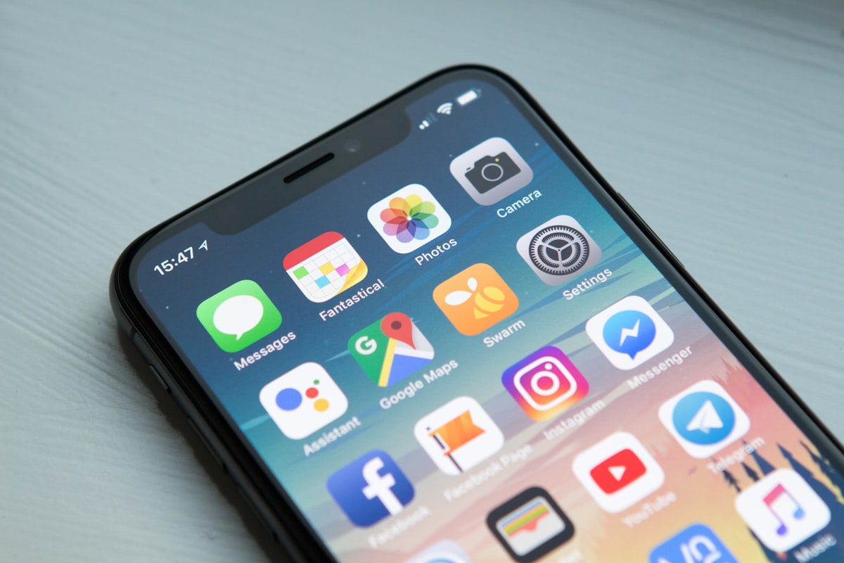 Smartphone affichant son écran d'accueil et ses applications